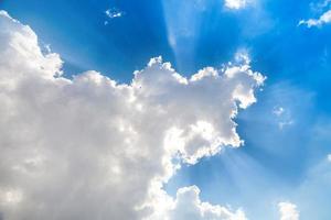 nuvens brancas no céu azul foto