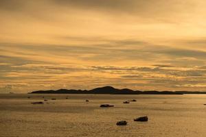 vista para o mar de pattaya tailândia por do sol foto