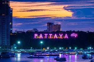 colorido do alfabeto da cidade de pattaya no crepúsculo foto