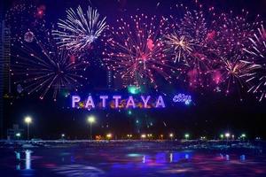 fogos de artifício coloridos no alfabeto da cidade de pattaya na cena noturna foto