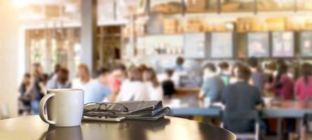 xícara de café com nespaper e vidro na cafeteria foto