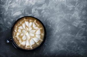 vista superior café latte art na bebida quente cappucinno coffe xícara de cerâmica foto