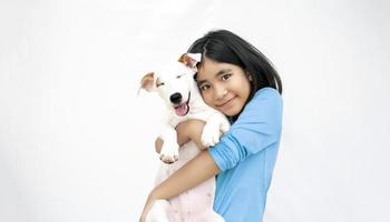 amo juntos criança e cachorrinho em branco isolado foto