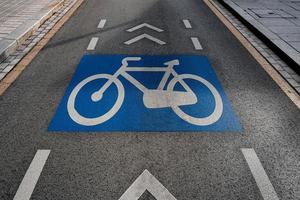 sinal de trânsito de bicicleta na estrada na rua foto