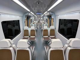 assentos vazios no vagão de trem, modo de transporte foto
