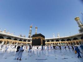 makkah, arábia saudita, 2021 - visitantes de todo o mundo estão realizando tawaf na masjid al-haram em makkah. foto