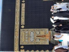 makkah, arábia saudita, 2021 - visitantes de todo o mundo estão realizando tawaf na masjid al-haram em makkah. foto