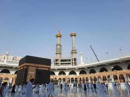 makkah, arábia saudita, 2021 - visitantes de todo o mundo estão realizando tawaf na masjid al-haram em makkah. foto