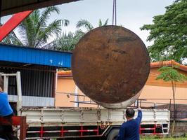 um homem está trabalhando foto