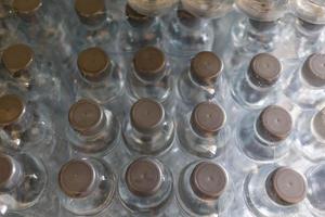 vista superior de garrafas plásticas de água embaladas em pacotes foto