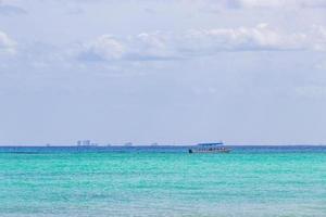 barcos fazem iates entre a ilha de cozumel e a playa del carmen, méxico. foto