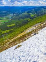 poste de energia e panorama noruega hemsedal com nevado nas montanhas. foto