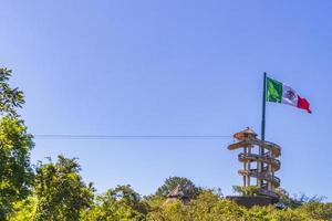 mexicano verde branco bandeira vermelha em playa del carmen méxico. foto