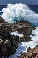 ondas batendo no litoral em capo testa sardenha foto