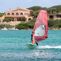 porto pollo, sardenha, itália, 2015. windsurf em um dia ensolarado foto