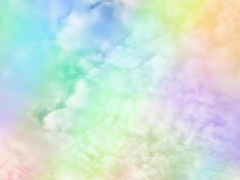 beleza doce pastel verde azul colorido com nuvens fofas no céu. imagem multicolorida do arco-íris. luz de crescimento de fantasia abstrata foto