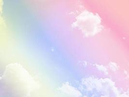 beleza doce pastel rosa amarelo colorido com nuvens fofas no céu. imagem multicolorida do arco-íris. luz de crescimento de fantasia abstrata foto