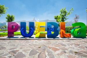 sinal de boas-vindas de letras grandes em puebla, méxico foto