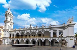 méxico, palácio municipal de veracruz e ruas coloniais no centro histórico foto