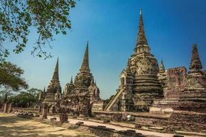 Tailândia ruínas e antiguidades no parque histórico de ayutthaya turistas de todo o mundo decadência de buda foto