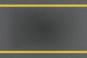 vista superior da marcação da linha amarela de tráfego na plataforma de metal, fundo abstrato foto
