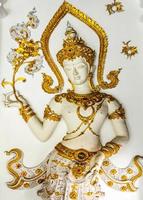 decoração de escultura de anjo em arquitetura tailandesa em fundo branco foto