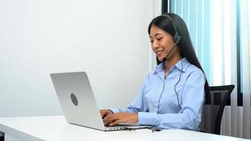 a equipe do call center está dando conselhos aos clientes que estão ligando para discutir problemas. foto