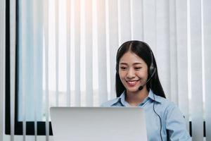 close-up trabalhador de call center estava sorrindo em seu escritório. foto