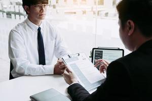 entrevistador de emprego está aconselhando o funcionário a se candidatar ao emprego voltar para melhorar o currículo. foto