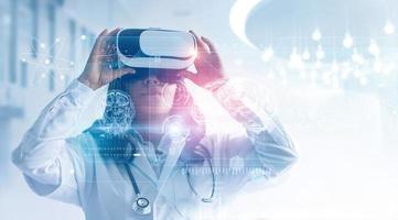 conceito de tecnologia médica. mídia mista. médica usando óculos de realidade virtual. verificando o resultado do teste cerebral com interface do simulador, tecnologia inovadora em ciência e medicina. foto