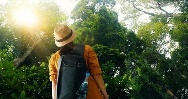 mulher viajando com mochila desfrutando de explorar e trekking na floresta tropical da ásia, viajante turístico na natureza de vista de fundo e ecoturismo. foto