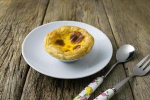 torta de ovo portuguesa deliciosa em fundo madeira foto