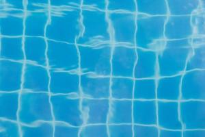 água da piscina azul foto