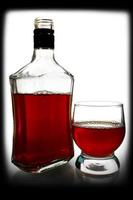 bebida alcoólica está em uma garrafa e vidro foto