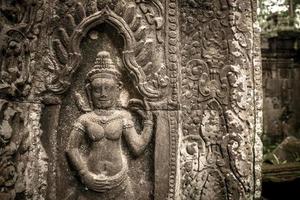 uma decoração em baixo relevo apsara na esquina do templo de bayon em siem reap, camboja. foto