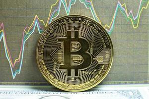 um bitcoin dourado com fundo gráfico e dólar. conceito de negociação de moeda criptográfica foto