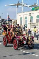 Brighton, East Sussex, Reino Unido, 2015. carro se aproximando da linha de chegada de Londres para Brighton Veteran Car Run foto