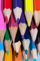 um grupo de natureza morta de lápis de cor foto