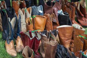 Rudgwick, Sussex, Reino Unido, 2011. fileiras de botas para venda foto