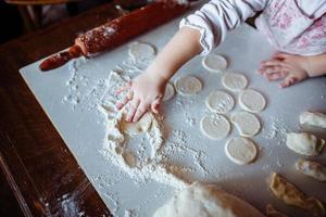 garota de padeiro com chapéu de chef na cozinha foto