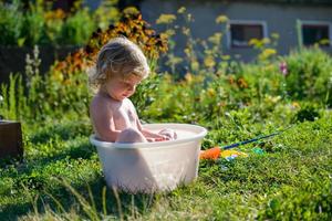 criança na piscina foto