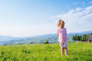 menina criança correndo em um belo campo foto