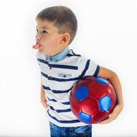 garotinho jogador de futebol isolado foto