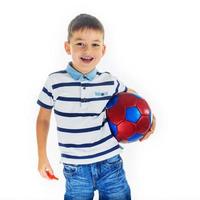 garotinho jogador de futebol isolado foto