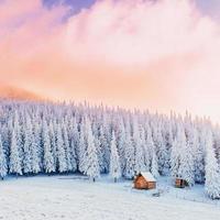 cabana nas montanhas no inverno foto