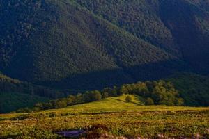 vista das montanhas enevoadas no outono foto