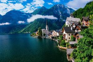 imagem da famosa vila alpina hallstatt foto