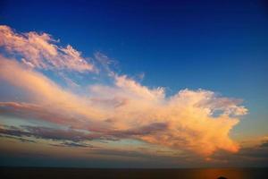 pôr do sol sobre as montanhas foto