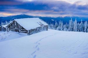 cabana nas montanhas no inverno foto