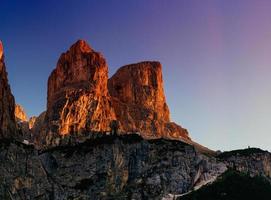 montanhas rochosas ao pôr do sol. Alpes de dolomita, Itália foto